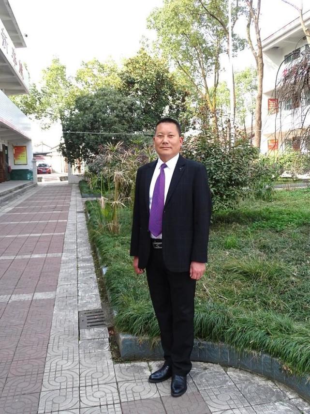 年10月6日,中共党员,陕西城固人,任教于陕西省城固县徐家堡初级中学