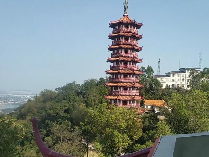 旁依广湛公路和佛开高速公路,近邻鹤山港,距离广州60公里,省汽车站每