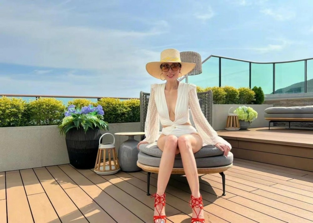 52岁李嘉欣晒比基尼照!