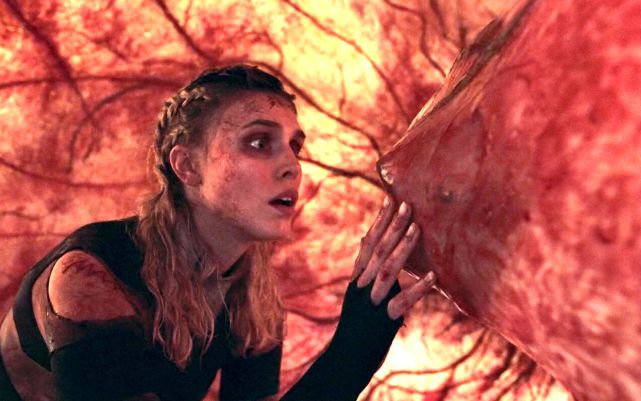 惊悚电影《蜿蜒》:密室逃脱的新形态,活着才是最艰难的挑战