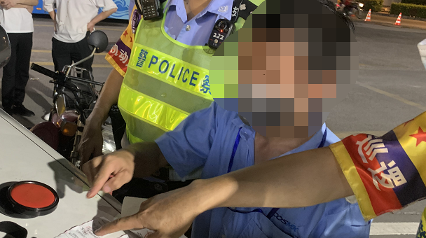 小車在斗門西堤路被交警查獲,司機不僅被查獲醉駕,還因為開車穿拖鞋被