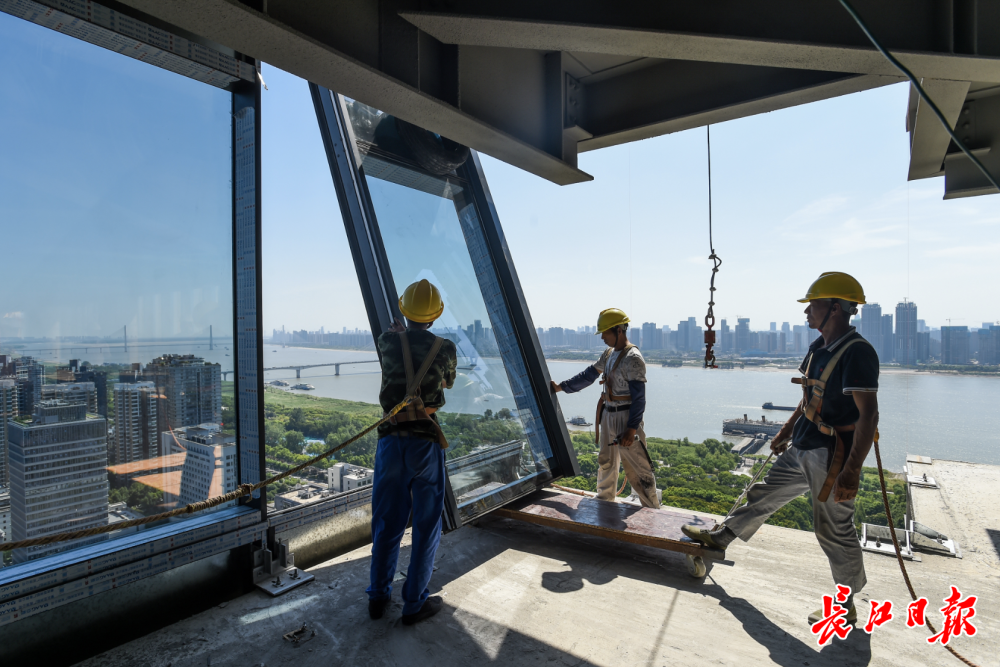 安装工百米高空徒手作业,玻璃幕墙横平竖直误差不超过1毫米_腾讯新闻