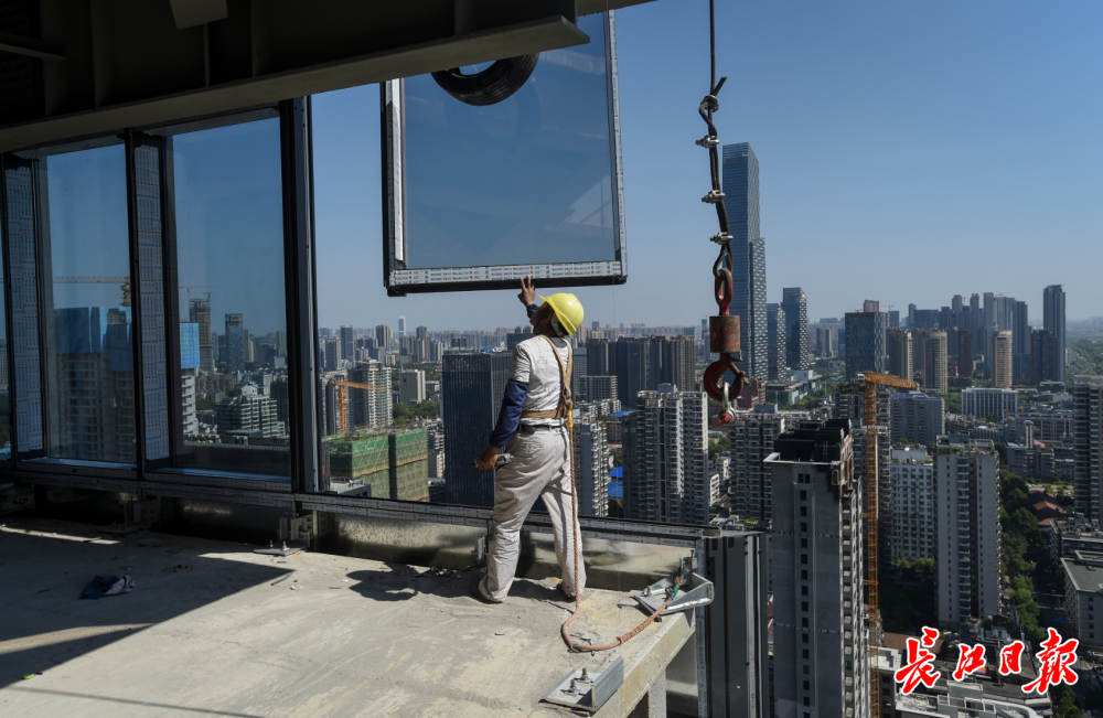 安装工百米高空徒手作业,玻璃幕墙横平竖直误差不超过1毫米_腾讯新闻