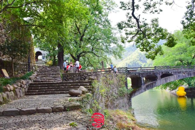 茆坪村丨粉墙黛瓦,绕村溪流,青碧如玉,宛如一幅神清骨秀的水墨画卷