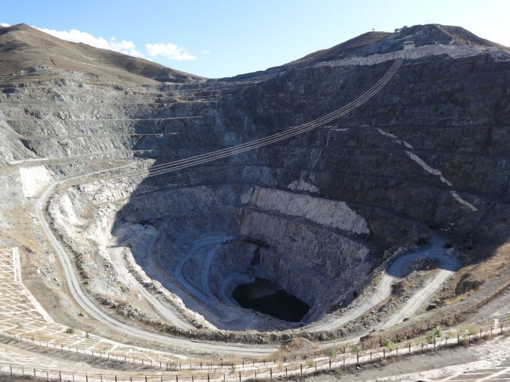 比特币矿场建设标准_深山里的比特币矿场_云南比特币矿场