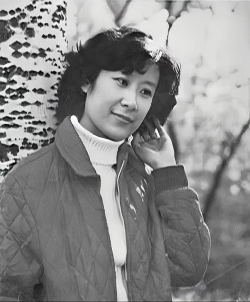 《军港之夜》苏小明:23岁成名,33岁嫁法国人,如今她怎样了?_腾讯新闻