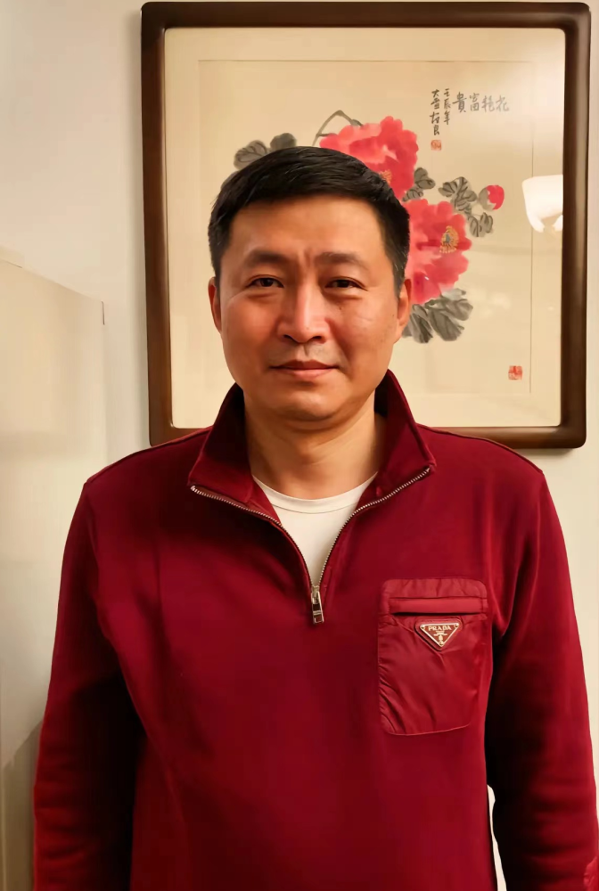 52岁亮剑戏骨战卫华在乡村干农活,头顶烈日摘农作物,晒到皱眉直接啃菜