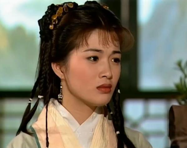 時隔四年,出現陳少霞版嶽靈珊,這版出自1996年tvb劇集《笑傲江湖》.