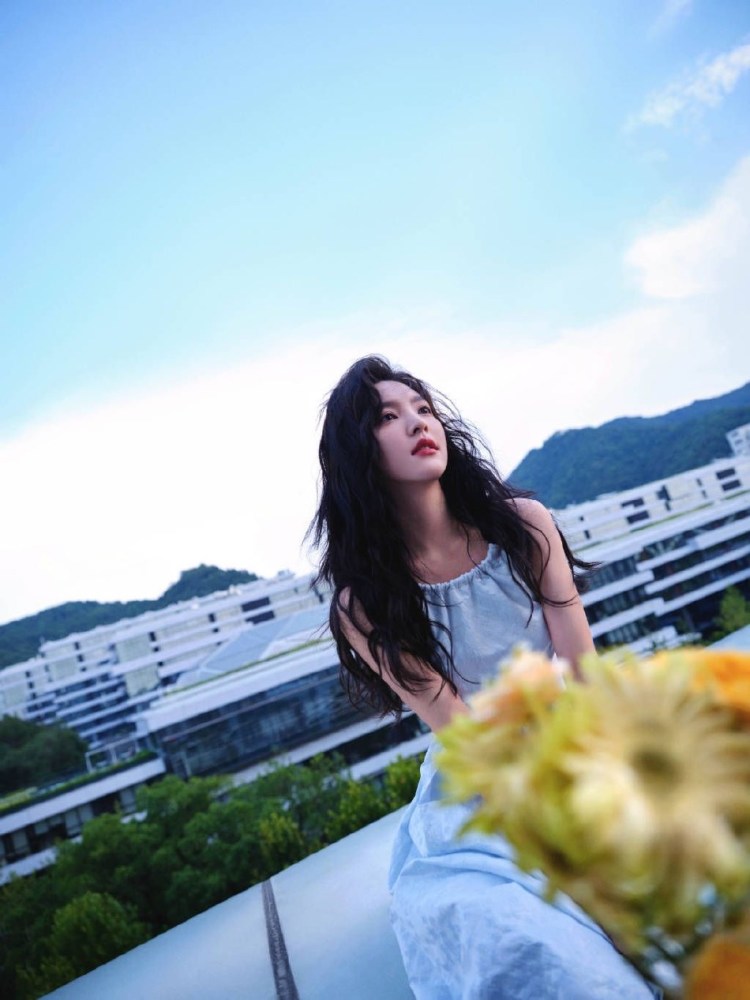 氧气美女章若楠夏日送清风 无袖长裙搭微卷发气质不俗_腾讯新闻