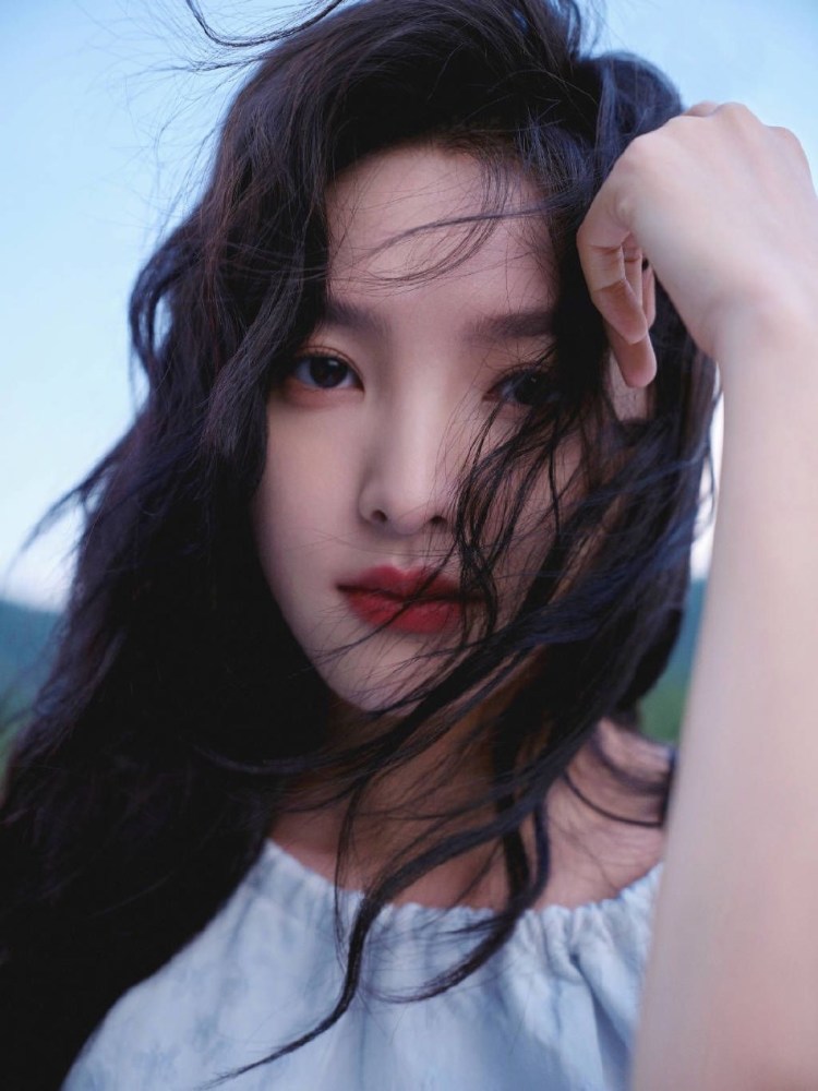 氧气美女章若楠夏日送清风 无袖长裙搭微卷发气质不俗_腾讯新闻