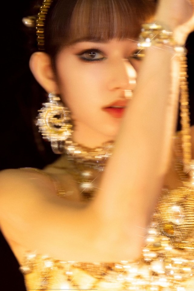 程潇金色亮片裙蒙面好迷人眼神勾魂夺魄似湖中女妖