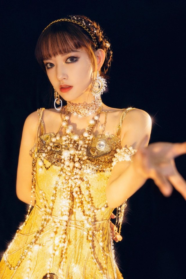 程潇金色亮片裙蒙面好迷人眼神勾魂夺魄似湖中女妖