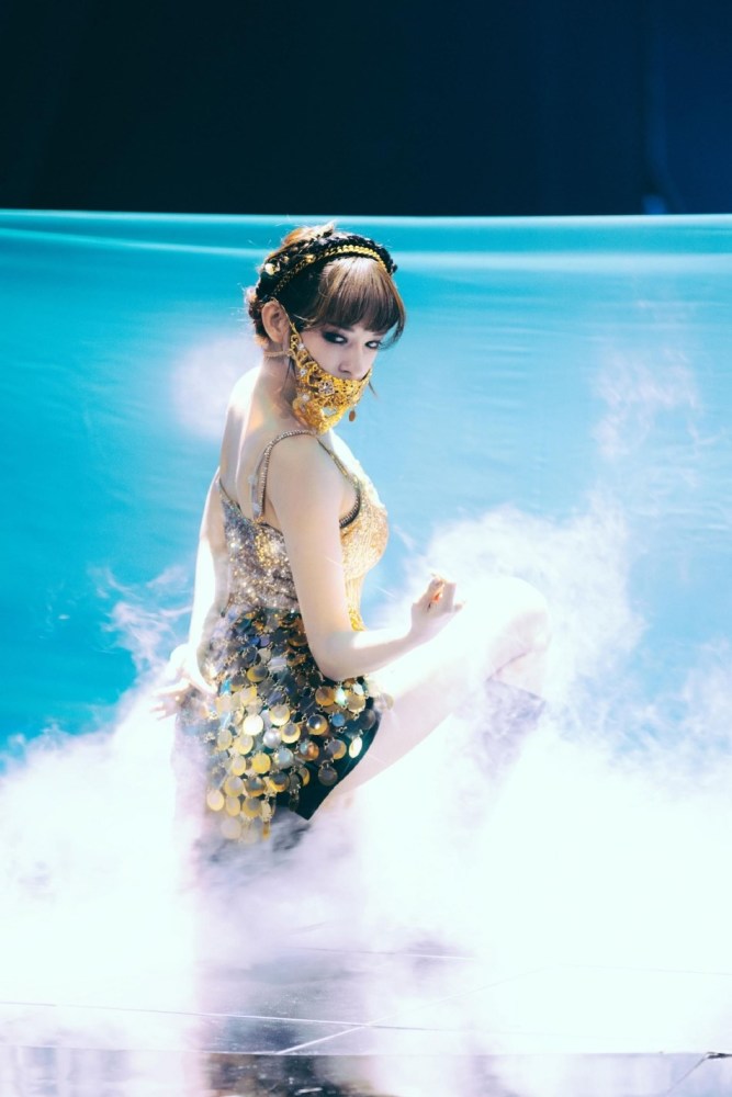 程潇金色亮片裙蒙面好迷人 眼神勾魂夺魄似湖中女妖_腾讯新闻