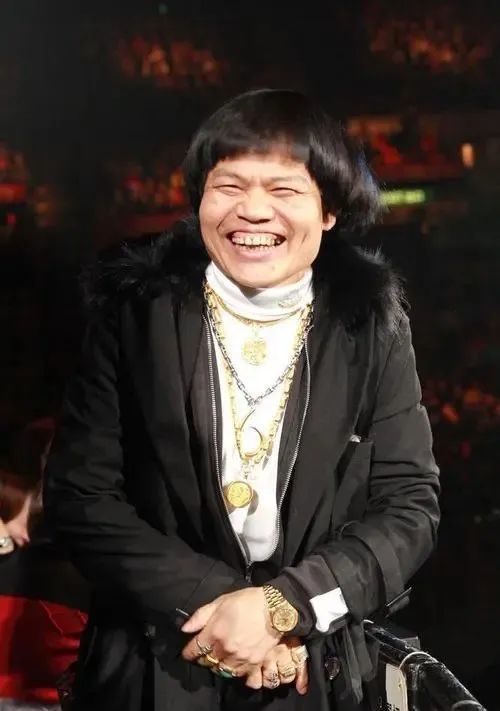 娶娇妻,做生意,租房住,这10位"矮子明星",境遇各不相同