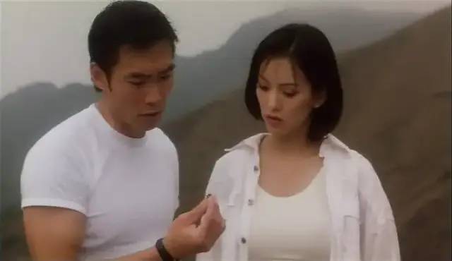 26年前的邪典片，彭丹颠覆出演，上映7天下架，录像厅时代的噩梦_腾讯新闻