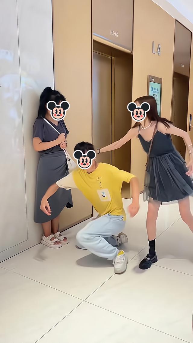 吵架时男子用手指女友,两位热心路人将他踹倒,跪在女孩面前道歉