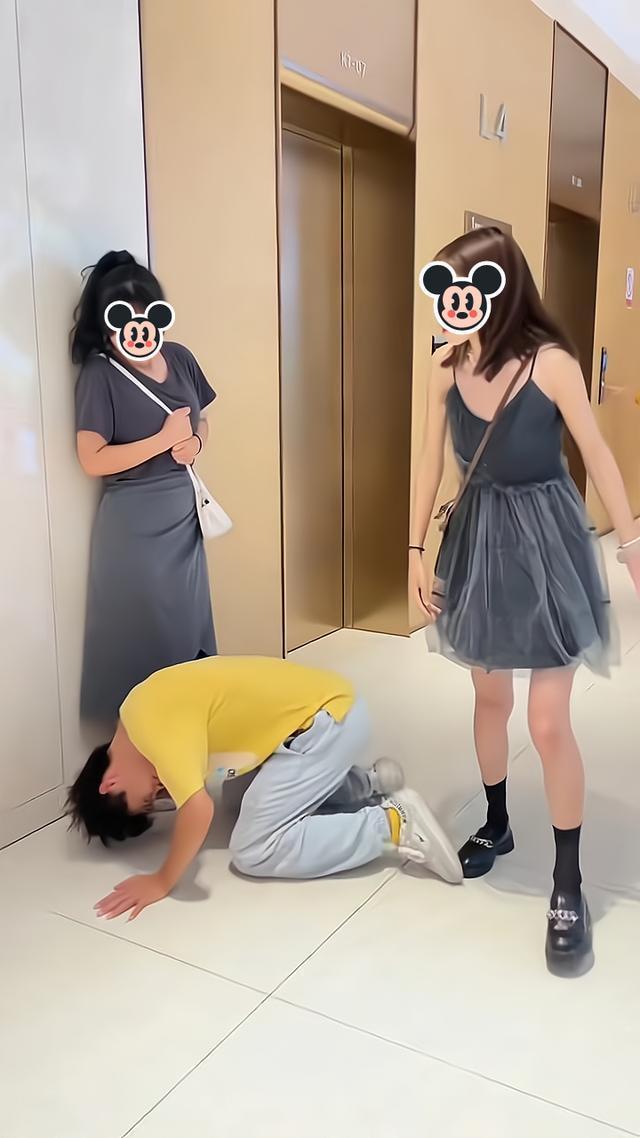 吵架时男子用手指女友,两位热心路人将他踹倒,跪在女孩面前道歉