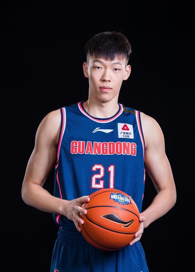 周鹏离队后广东前锋面临重组任骏飞挑大梁小将竞争白热化