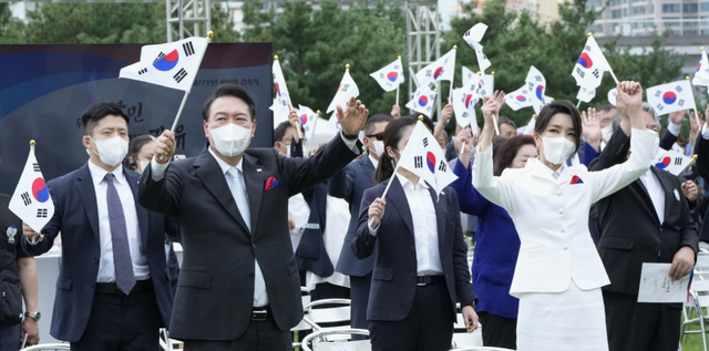 首尔出现反美旗号，矛头对准尹锡悦，韩国抱团遏华已经失了民心英国新任下议院议长