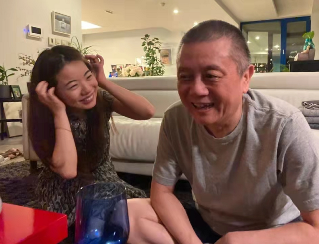 63岁王朔近照曝光,模样撞脸李亚鹏,与女作家在家聊天很悠哉_腾讯新闻