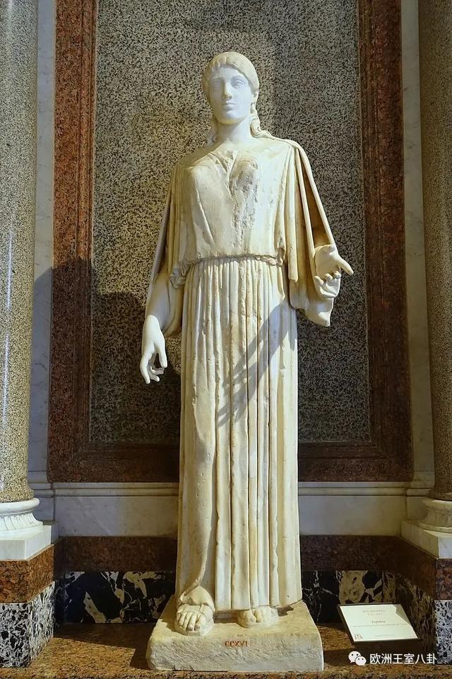 其中爱奥尼亚式希顿层层垂坠就是经典的希腊式曲线造型男女通用,词义