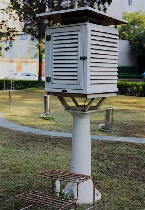 大气温度的测量是在百叶箱中完成的,其高度保证了内部仪器测量的是离