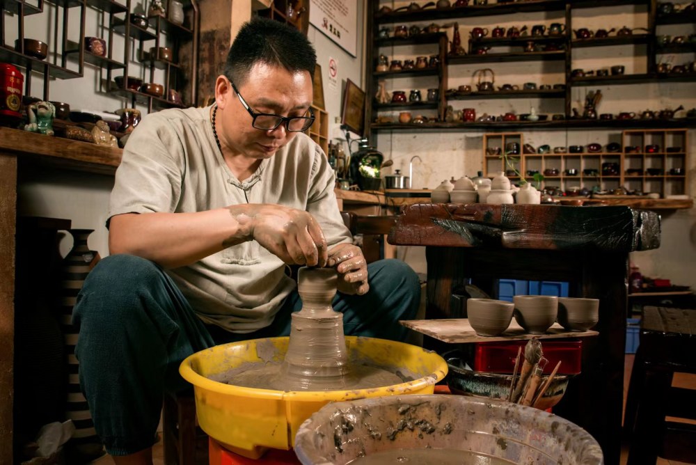 走进"美陶湾"名家工作室|第二期岳青俊:让石湾陶制茶具姿彩万千_腾讯