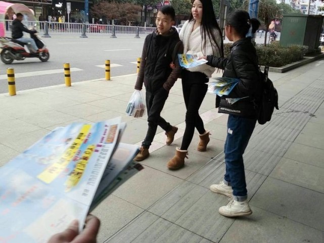 上大学,苦读三年,回来后却在小区门口发传单,想想就觉得悲催.