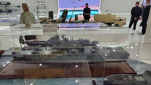 俄罗斯会找中国买军舰吗？俄罗斯展出两栖攻击舰，设计不如075