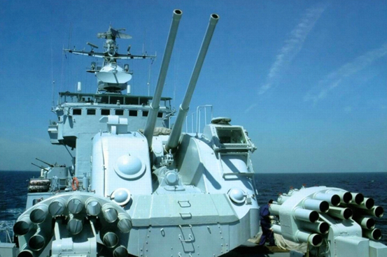 暂时隐藏在武器库中的舰载火箭炮,能瞬间向台岛倾泻250枚火箭弹