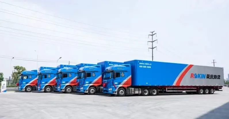 首批5台交付荣庆物流迎来100台前装量产自动驾驶重卡交车