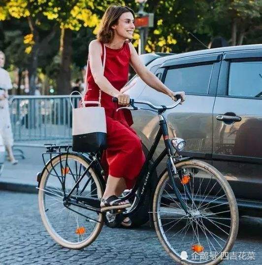 骑自行车与时尚之间的关系,穿裙子骑车会不会不太方便