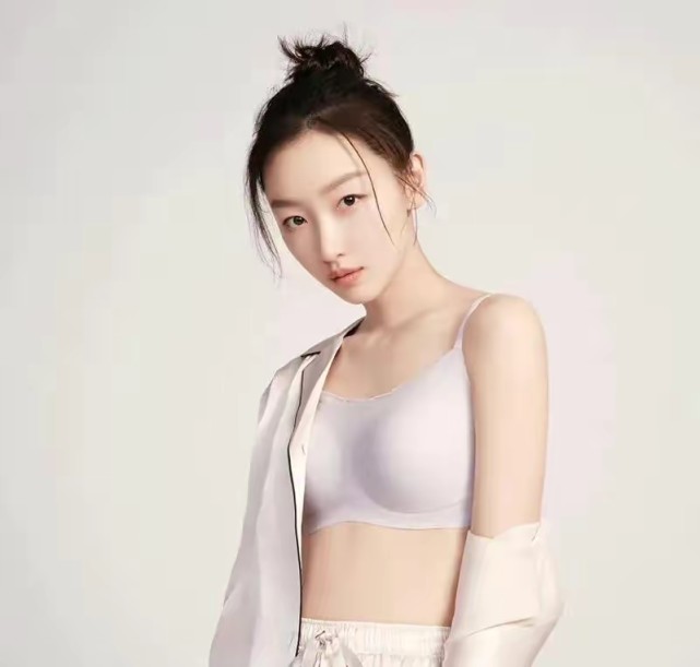 三金影后周冬雨半裸出镜,造型师利用了她的短板,还被网友群嘲