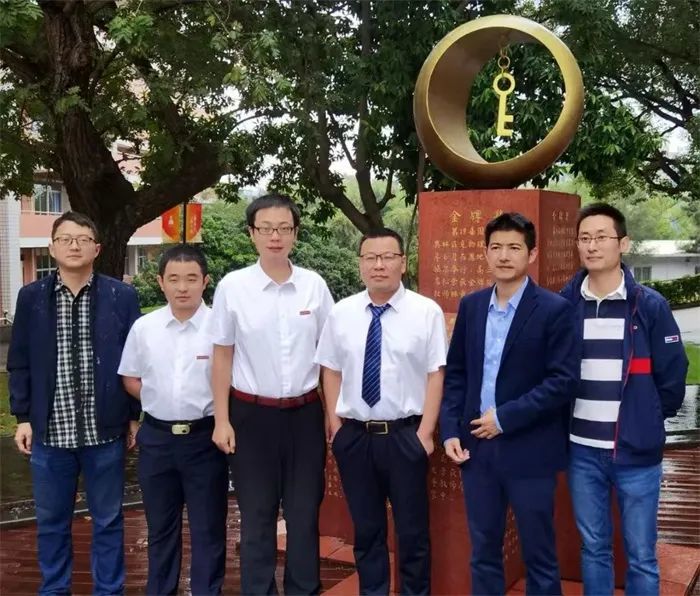 中学教练团队沈春林老师告诉记者,本次福建师大附中揽获如此优异成绩