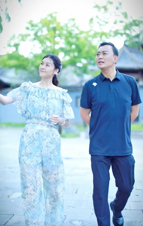 戏骨黄海冰大方秀恩爱和老婆亲密挽手拥抱身形发福太明显