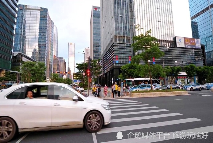 外国游客向往的中国先进城市，高铁方便快捷，建设不断完善