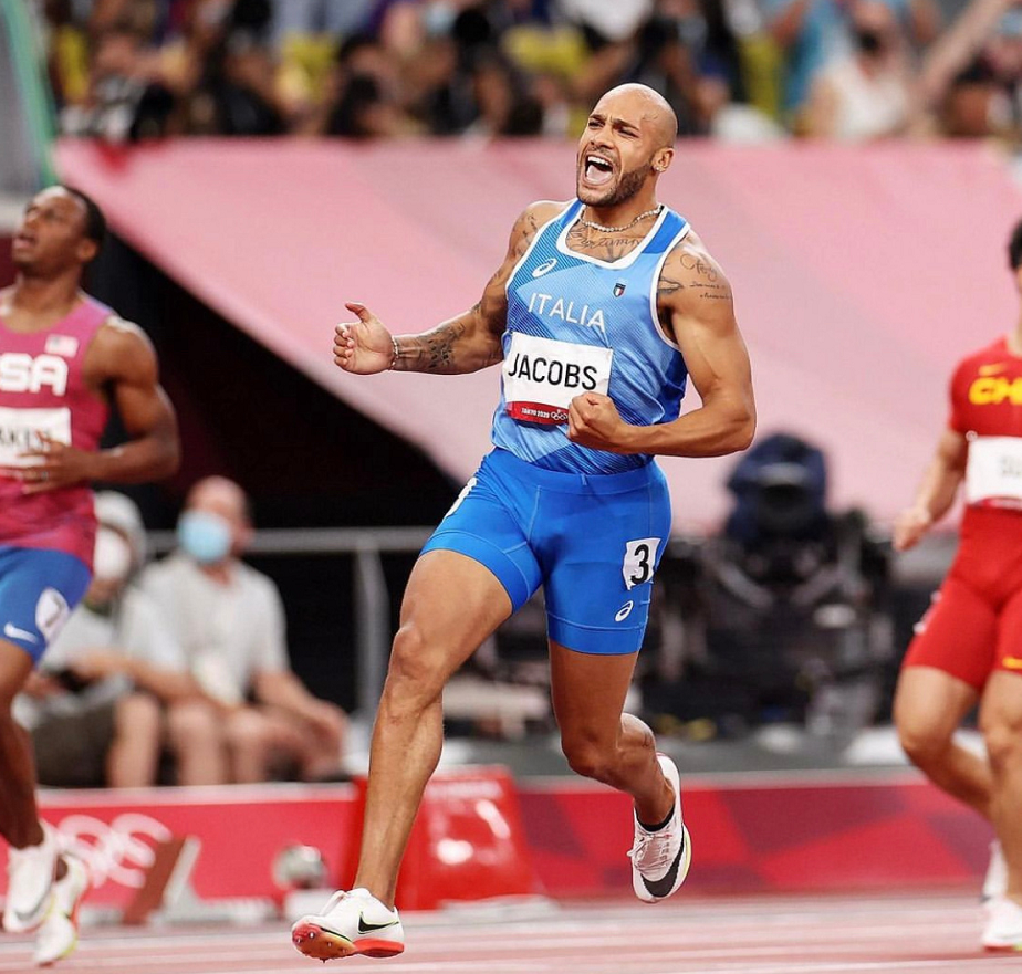 去年奥运会夺冠后,成绩进步太突然的雅各布斯自然受到各界的过分关注.