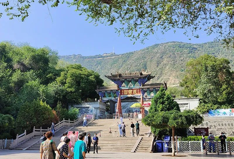 兰州五泉山公园恢复开园迎客