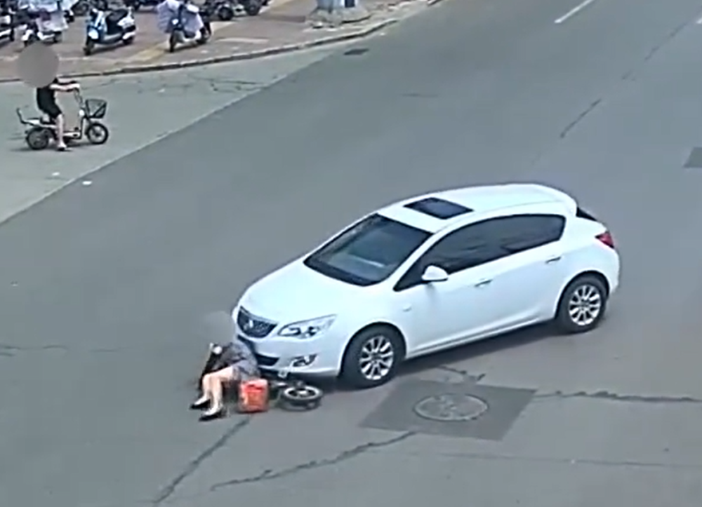 女司机撞人后用脚刹车交警她处在慌乱中难以将车停下