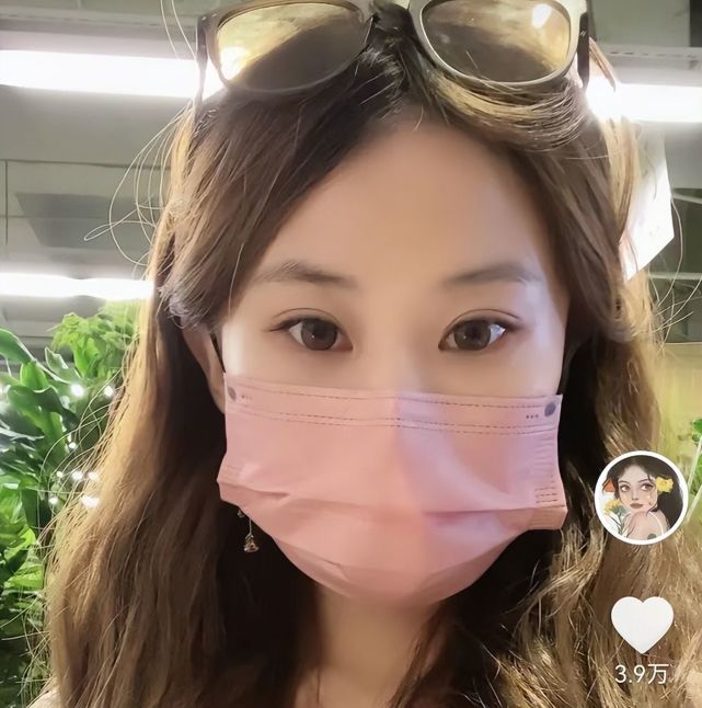 开始把矛头指向了妮妮,网上直播被投诉,身份信息被曝光,金果儿对她