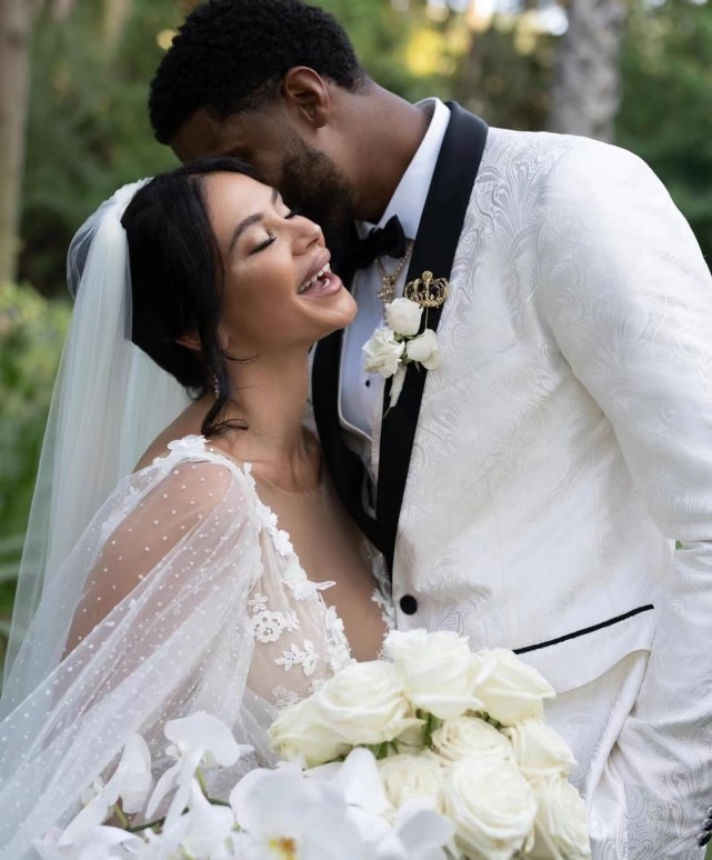 乔治妻子太敬佩!从脱衣舞郎君到泡椒娇妻,生孩子拒堕胎苦追9年成正果