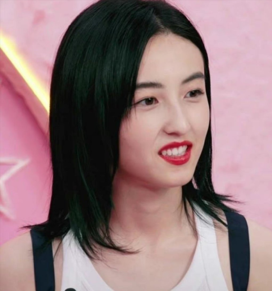 张子枫直播造型惹争议大红唇遭群嘲网友直呼太显老