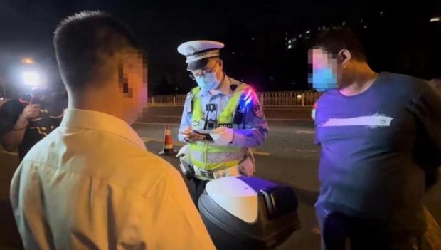 北京交警集中夜查面包车顶驮货给自己“增高”近两倍被罚