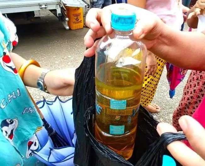 缅甸企业平价出售食用油，仰光民众冒着烈日队购买道远课堂收费