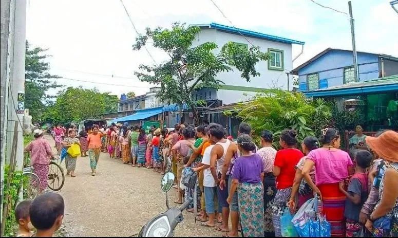 缅甸企业平价出售食用油，仰光民众冒着烈日队购买道远课堂收费