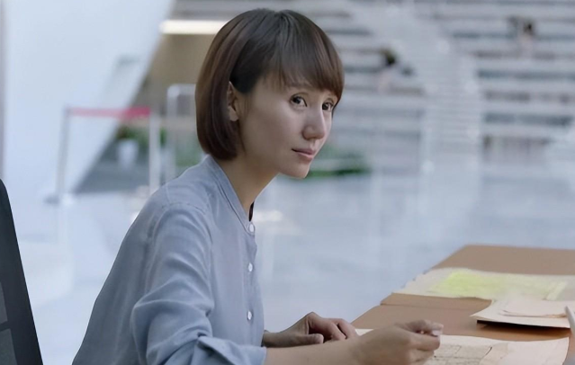 这是《我的前半生》中,美丽又强大,走路带风,率性轻快的"唐晶".