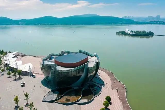 镜头中的徐州音乐厅,建筑灵感源自"紫薇花|徐州音乐厅|云龙湖|音乐厅