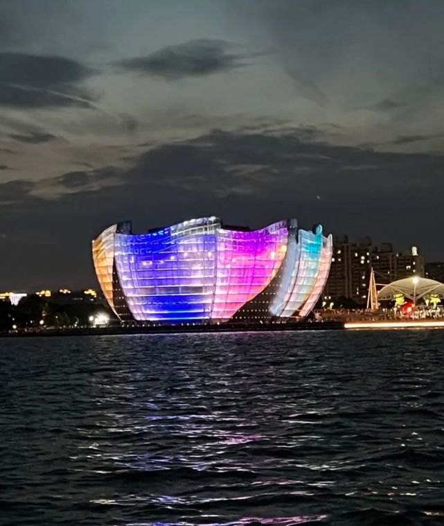 镜头中的徐州音乐厅,建筑灵感源自"紫薇花"