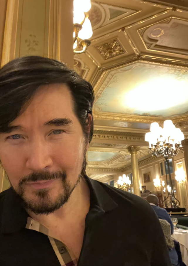 ""费翔现在是彻底放飞自我了.