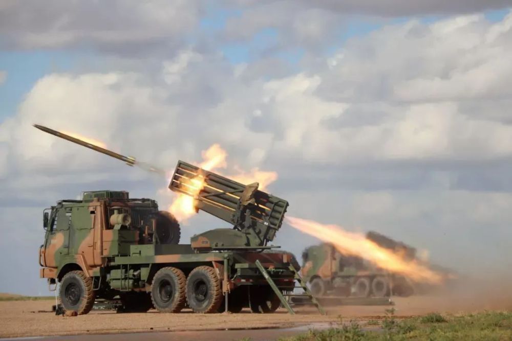 俄专家称赞解放军实力：中国陆军有3000多门火箭炮，火力全球第一